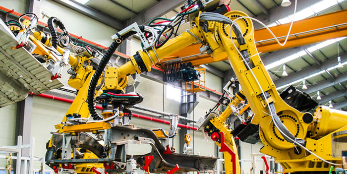 Промышленные роботизированные механизмы на сборочном конвейере